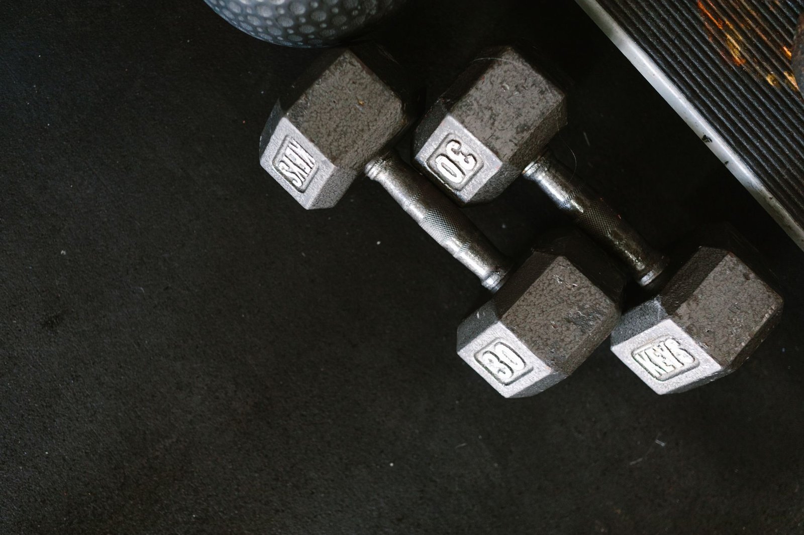 Como treinar força em casa para ganhar massa muscular sem ir à academia